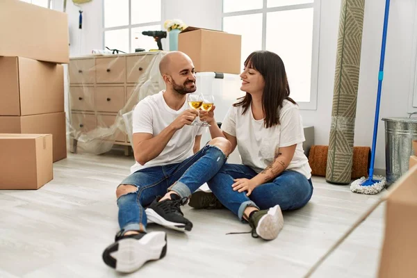 Jong Hispanic Paar Glimlachen Gelukkig Toasten Met Champagne Nieuw Huis — Stockfoto