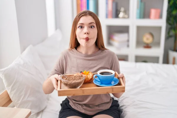 Rödhårig Kvinna Pyjamas Med Frukostbricka Som Gör Fiskansikte Med Mun — Stockfoto