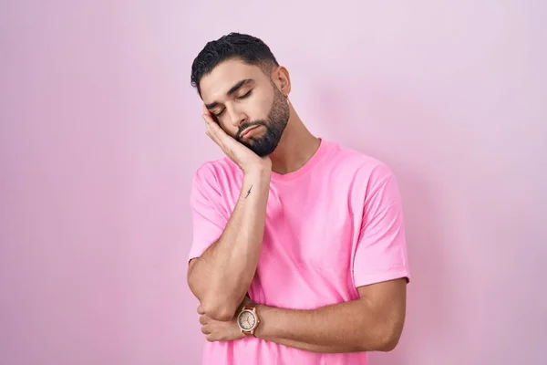 Spaanse Jongeman Staat Roze Achtergrond Denken Kijken Moe Verveeld Met — Stockfoto