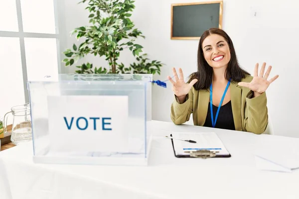 Seçim Masasında Oturan Esmer Kadın Pusulasını Dokuz Numaralı Parmaklarıyla Gösteriyor — Stok fotoğraf