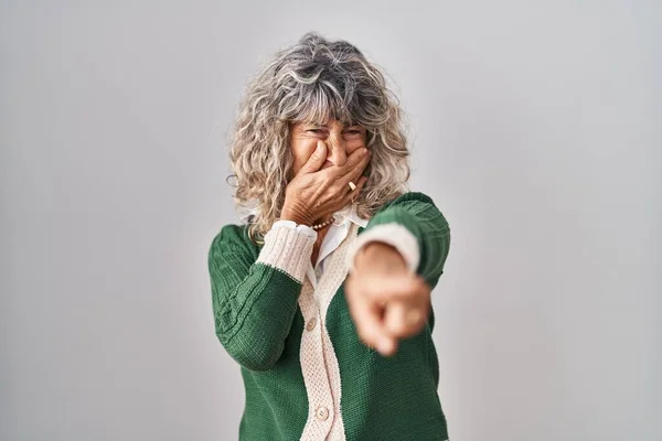 Middelbare Leeftijd Vrouw Staan Witte Achtergrond Lachen Naar Wijzende Vinger — Stockfoto