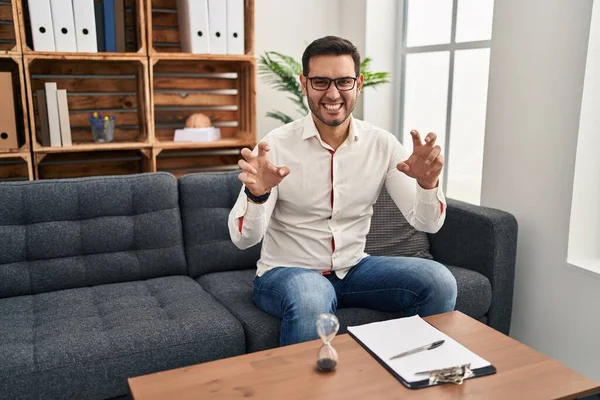 Junger Hispanischer Mann Mit Bart Der Beratungsbüro Arbeitet Lächelt Lustig — Stockfoto