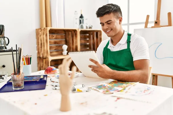 Jonge Spaanse Man Glimlachend Zelfverzekerd Tekenen Notebook Kunststudio — Stockfoto
