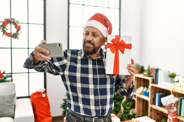 Homem Sênior Com Barba Vestindo Chapéu Papai Noel Celebrando Natal — Fotografia de Stock