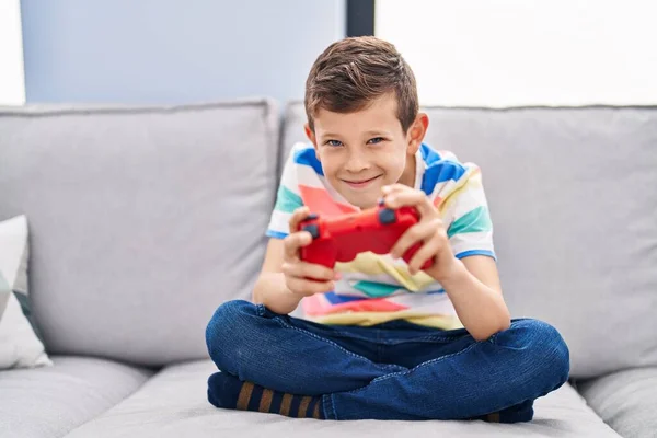 Sarışın Çocuk Evdeki Kanepede Oturmuş Video Oyunu Oynuyor — Stok fotoğraf