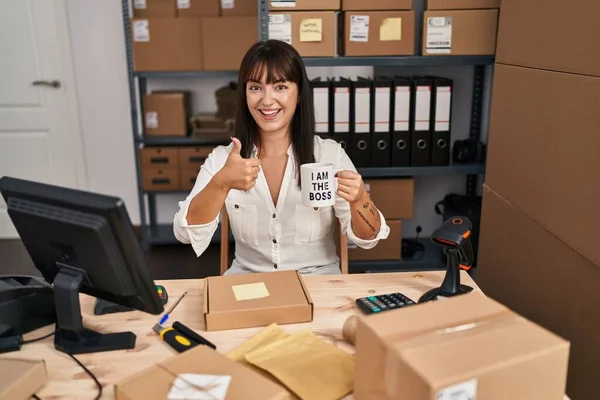 Junge Brünette Frau Steht Neben Schaufensterpuppe Kleinunternehmen Holding Ich Bin — Stockfoto