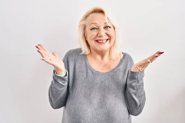 Donna Caucasica Mezza Età Piedi Sfondo Bianco Che Celebra Pazzo — Foto Stock