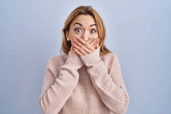 Spaanse Vrouw Die Een Blauwe Achtergrond Staat Geschokt Haar Mond — Stockfoto