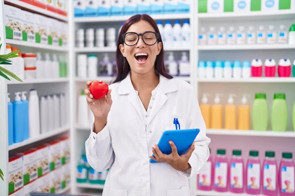 Junge Hispanische Frau Die Der Apotheke Arbeitet Hält Rotes Herz — Stockfoto