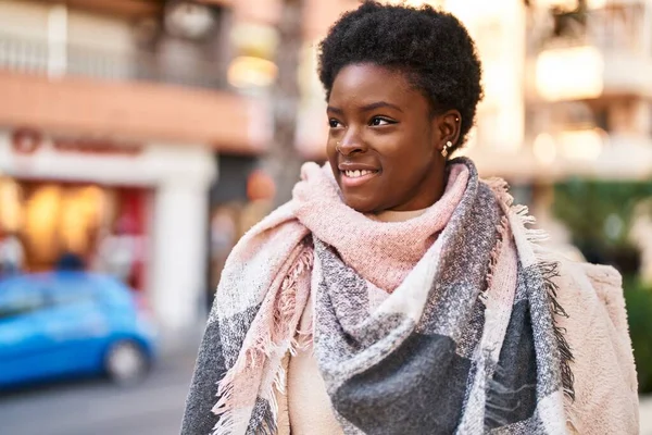 Mujer Afroamericana Sonriendo Confiada Pie Calle —  Fotos de Stock