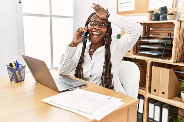 Mulher Negra Com Tranças Trabalhando Escritório Falando Telefone Surpreso Com — Fotografia de Stock