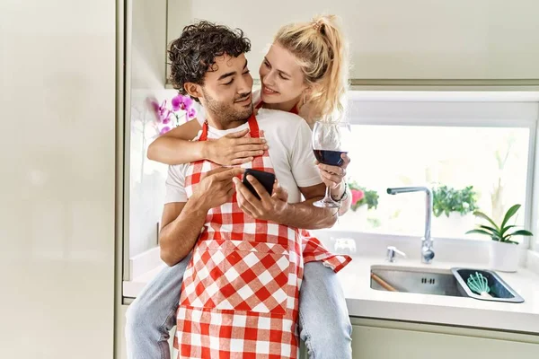 Jong Stel Dat Vrolijk Knuffelt Toonbank Zit Rode Wijn Drinken — Stockfoto