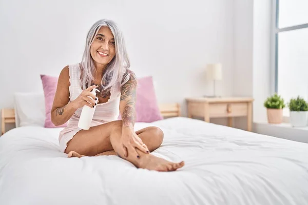 Middle Age Grey Haired Woman Smiling Confident Applying Lotion Skin — Fotografia de Stock