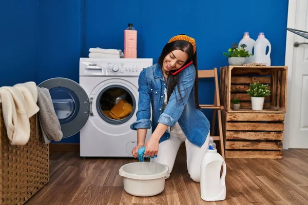 Wanita Cantik Hispanik Muda Berbicara Lantai Smartphone Pembersihan Ruang Cuci — Stok Foto