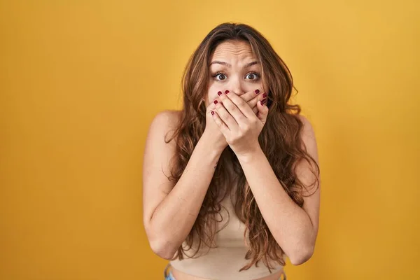 Giovane Donna Ispanica Piedi Sfondo Giallo Scioccato Che Copre Bocca — Foto Stock