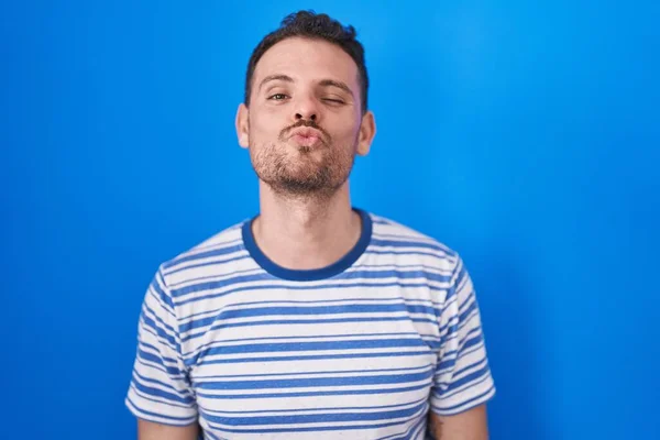 Young Hispanic Man Standing Blue Background Looking Camera Blowing Kiss — Stock Photo, Image