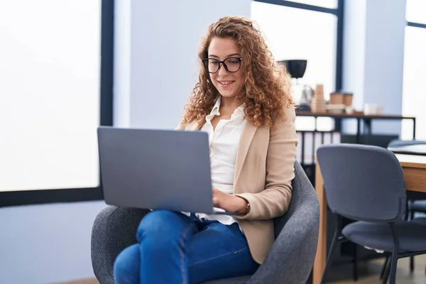 Young Beautiful Hispanic Woman Business Worker Using Laptop Working Office — Foto Stock