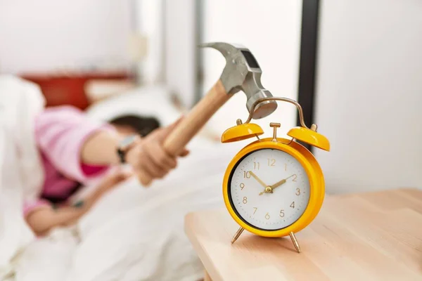 Chica Apagando Despertador Usando Martillo Acostado Cama Dormitorio — Foto de Stock