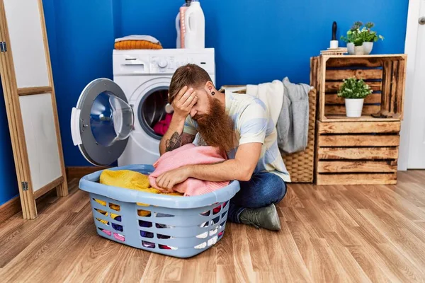 Jovem Ruiva Homem Estressado Lavar Roupas Lavanderia — Fotografia de Stock