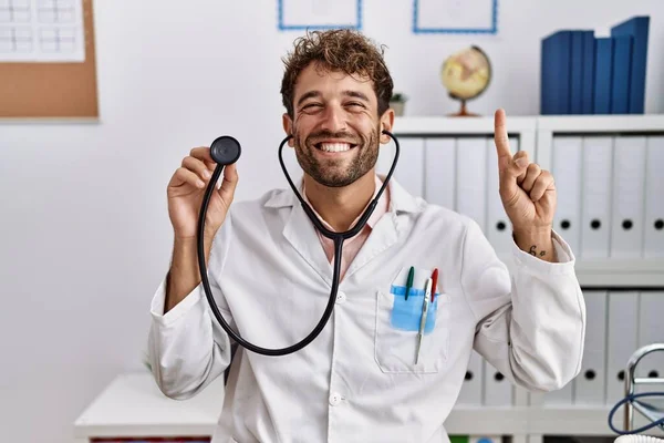 Ung Latinamerikansk Läkare Man Klädd Läkare Uniform Hålla Stetoskop Kliniken — Stockfoto