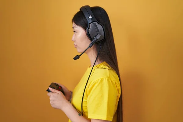 Chino Joven Mujer Jugando Videojuego Celebración Controlador Mirando Lado Relajarse — Foto de Stock