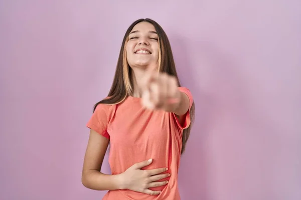 Pembe Arka Planda Duran Genç Kız Sana Gülüyor Eli Vücudunun — Stok fotoğraf