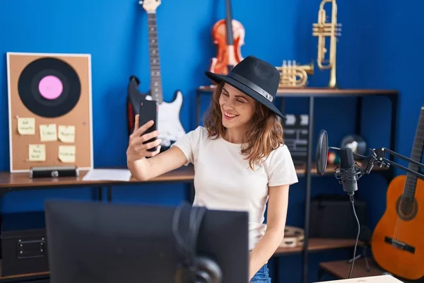 Молодая Женщина Музыкант Делает Селфи Смартфоне Музыкальной Студии — стоковое фото