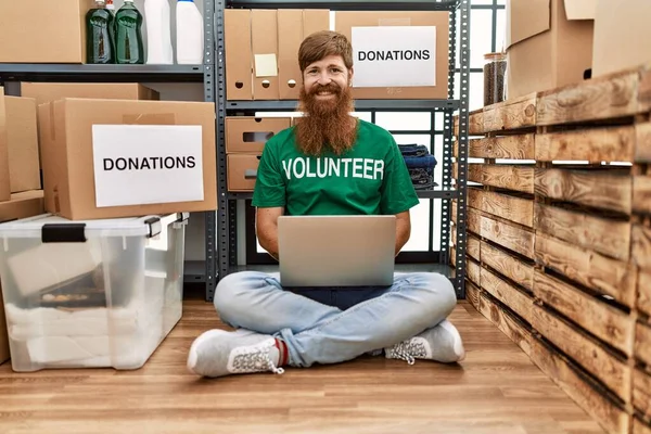 Caucasian Man Long Beard Wearing Volunteer Shirt Using Laptop Looking — Stock Photo, Image