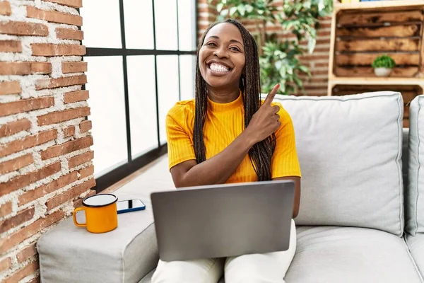 Afrikanerin Sitzt Hause Mit Laptop Auf Dem Sofa Und Lächelt — Stockfoto