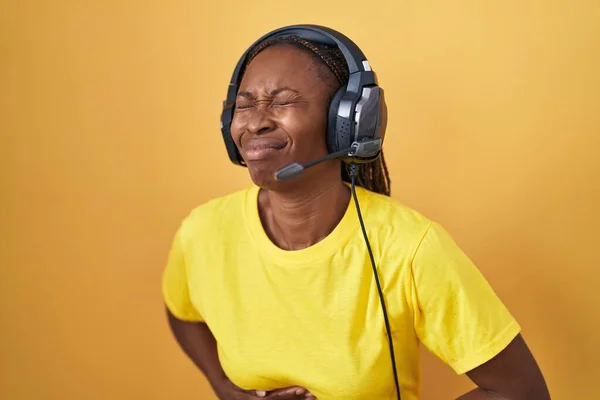 Африканская Американка Слушает Музыку Используя Наушники Рукой Животе Потому Тошнота — стоковое фото