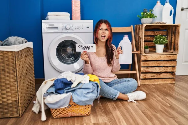 Çamaşırlarını Yıkayan Beyaz Bir Kadın Elinde Zalim Bir Deterjan Şişesi — Stok fotoğraf