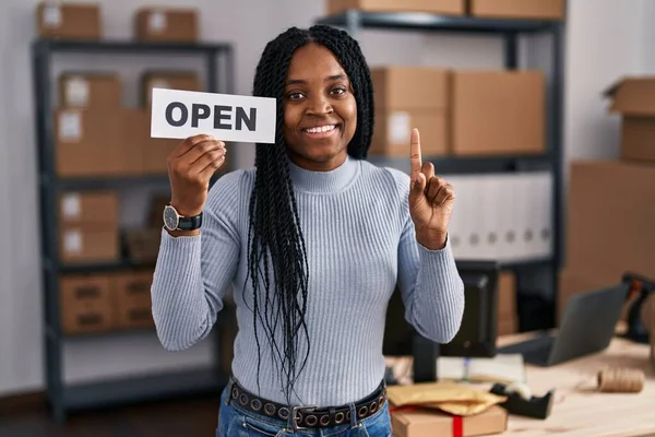 Αφροαμερικανή Γυναίκα Που Εργάζεται Μικρές Επιχειρήσεις Ηλεκτρονικού Εμπορίου Κρατώντας Ανοικτό — Φωτογραφία Αρχείου