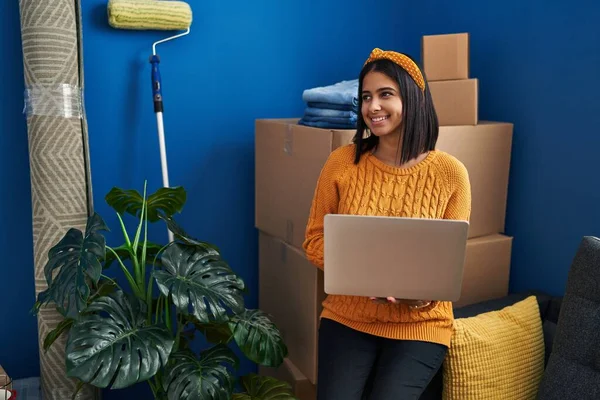 Jovem Mulher Latina Sorrindo Confiante Usando Laptop Nova Casa — Fotografia de Stock