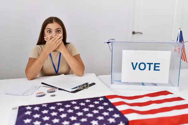 投票で座っている政治選挙の若いブルネットの女性は間違いのために手で口を覆いショックを受けた 秘密の概念 — ストック写真
