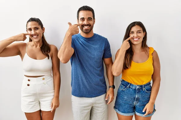 Grupp Unga Latinamerikaner Står Över Isolerad Bakgrund Pekar Med Handen — Stockfoto