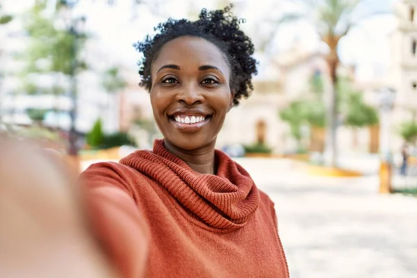 Mladý Africký Americký Dívka Usměvavý Šťastný Aby Selfie Smartphonu Městě — Stock fotografie