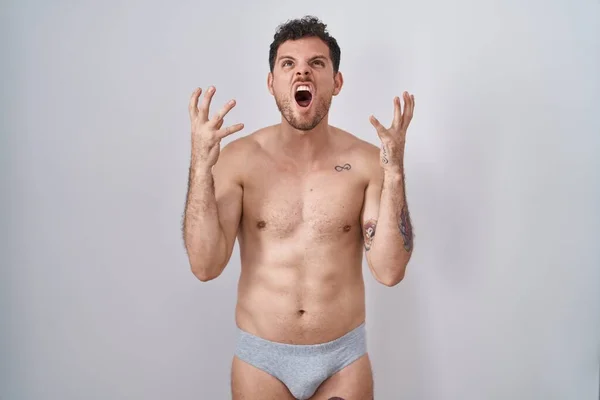Junger Hispanischer Mann Ohne Hemd Unterwäsche Verrückt Und Verrückt Schreiend — Stockfoto