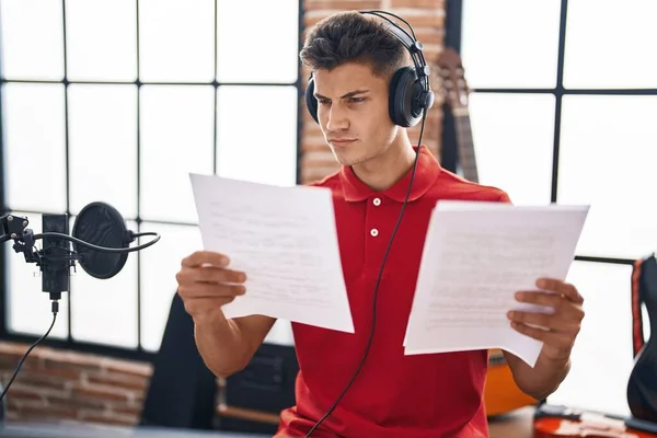 Junger Hispanischer Musiker Singt Song Musikstudio — Stockfoto