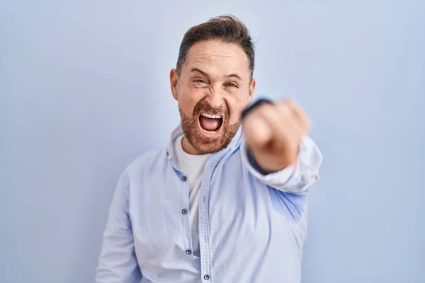 Middle Age Caucasian Man Standing Blue Background Pointing Displeased Frustrated — Fotografia de Stock