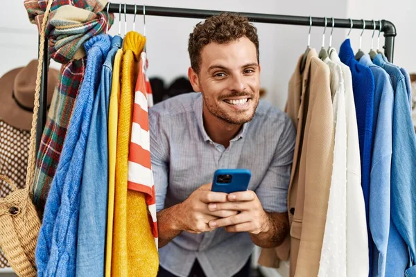 Young Hispanic Customer Man Smiling Happy Appearing Clothes Using Smartphone — Stockfoto