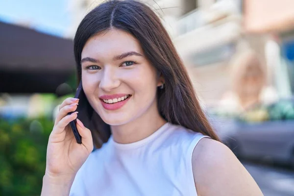 Ung Kaukasisk Kvinna Ler Säker Talar Smartphone Gatan — Stockfoto