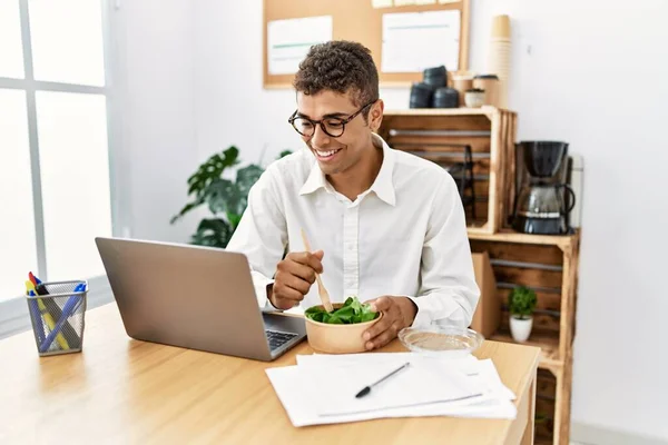 Junger Hispanischer Mann Arbeitet Und Isst Salat Büro — Stockfoto