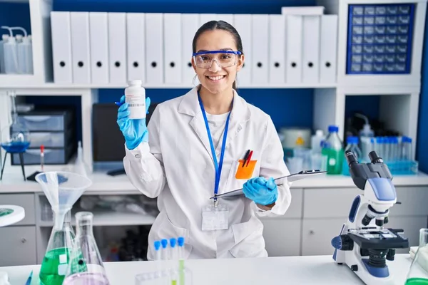 Jovem Cientista Hispânico Segurando Pílulas Laboratório — Fotografia de Stock