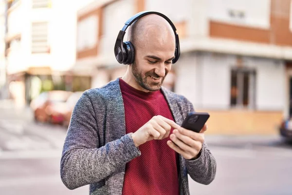 Joven Sonriendo Confiado Escuchando Música Calle —  Fotos de Stock