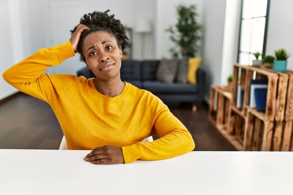 Junge Afroamerikanerin Lässiger Kleidung Die Hause Auf Dem Tisch Sitzt — Stockfoto