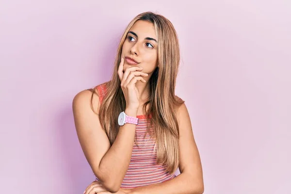 Schöne Hispanische Frau Lässigem Sommer Shirt Mit Der Hand Kinn — Stockfoto