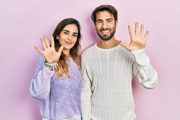 Junges Hispanisches Paar Lässiger Kleidung Zeigt Mit Finger Nummer Zehn — Stockfoto