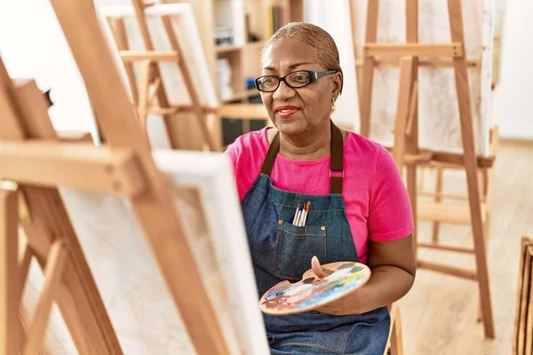 Mulher Americana Africana Sênior Sorrindo Desenho Confiante Estúdio Arte — Fotografia de Stock