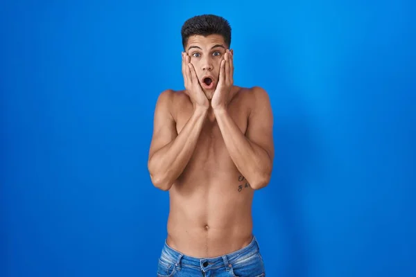 Joven Hombre Hispano Pie Sin Camisa Sobre Fondo Azul Asustado — Foto de Stock