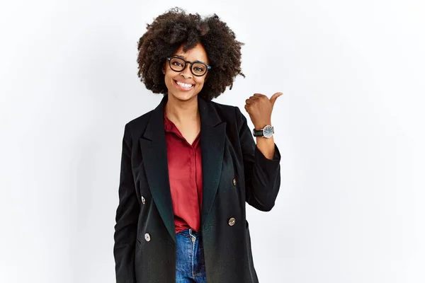 非洲裔美国女人 身穿商务外套 戴着眼镜 笑容满面 手指头指向旁边 — 图库照片